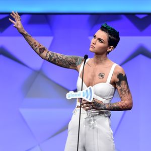Ganz schön knallig: Ruby Rose überrascht mit neuer Haarfarbe