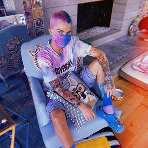 Bunter Buzz-Cut: Ruby Rose trägt coole Millimeter-Frisur!
