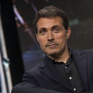 "Liebe braucht keine Ferien"-Star Rufus Sewell ist verlobt!