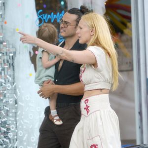 Rumer Willis geht mit Ex Derek und Tochter Louetta spazieren
