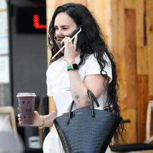Rumer Willis rockt ihre XXL-Lockenmähne im lässigen Look