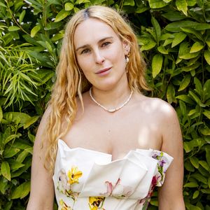 Rumer Willis beeindruckt mit rotem Kleid und Cowboyboots