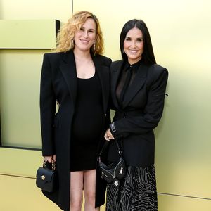 Schwangere Rumer Willis strahlt mit Mama Demi auf Modenschau