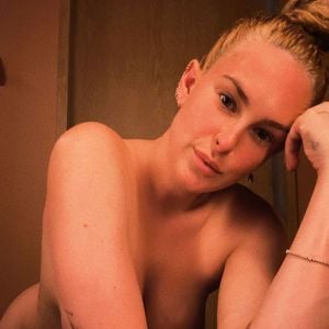 "Dankbar": Rumer Wills präsentiert nackten After-Baby-Body!