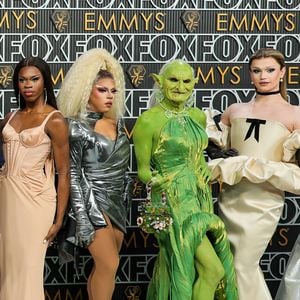 Verrückter Emmy-Look: Wer steckt unter diesem grünen Kostüm?