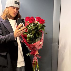 Wen überrascht Rúrik Gíslason denn mit diesen roten Rosen?