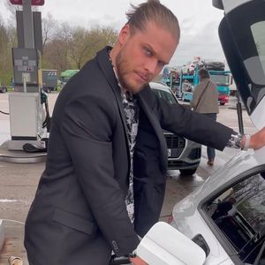 Explosionsgefahr! Rúrik Gíslason flasht an der Zapfsäule