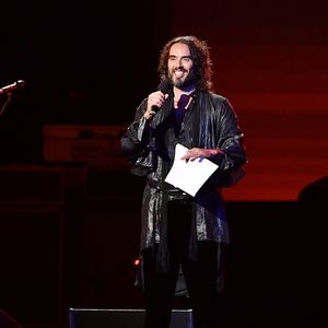 20 Jahre clean: Russell Brand teilt emotionale Dankesrede