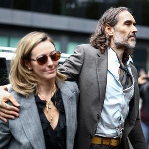 Russell Brands Frau schwärmt vor Gericht von ihrer Ehe