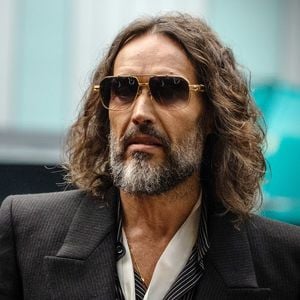 Russell Brand bestreitet Vorwürfe im Vergewaltigungsprozess