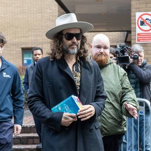 Taktik? Russell Brand bringt Bibel mit zum Gerichtsprozess