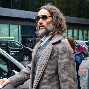 Russell Brand nennt Vorwürfe vor Gericht "verheerend"