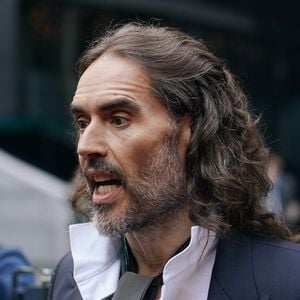 Russell Brands Ex packt vor Gericht über seine Affären aus