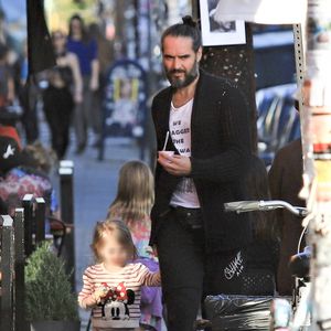 Mega-seltene Aufnahmen: Russell Brand isst mit Tochter Eis