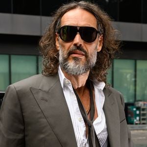 Sexualstrafprozess: Russell Brand erscheint zum zweiten Tag