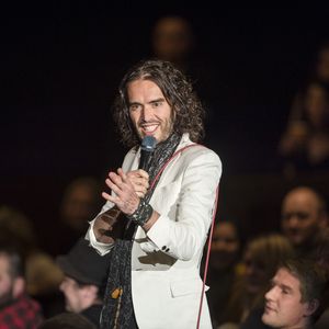 Trotz Anschuldigungen: Russell Brand wird von Fans gefeiert!