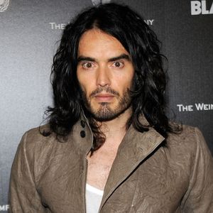 Russell Brand drohen mehrere Anklagen wegen Sexualstraftaten