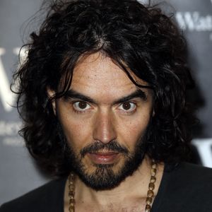 Russell Brand weist die Missbrauchsvorwürfe erneut von sich