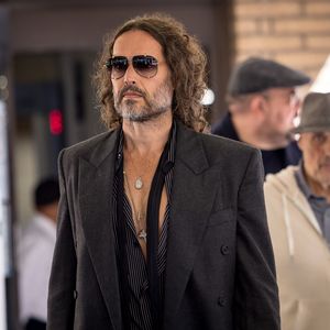 Missbrauchsklage: Russell Brand plädiert auf nicht schuldig
