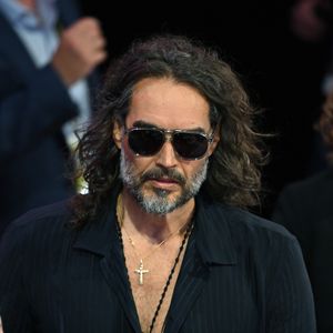 Nach Klage: Russell Brand von Charity-Rolle suspendiert
