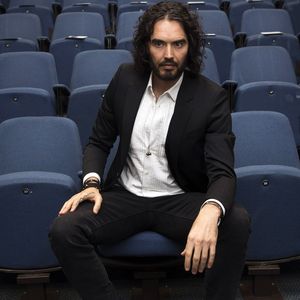 Missbrauchsskandal: Russell Brand wittert eine Verschwörung