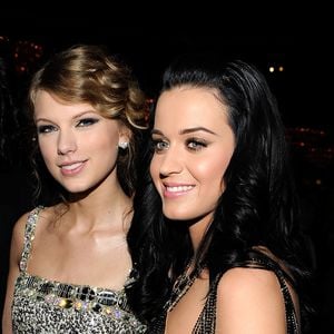 Abgefahrenes Kostüm: Katy Perry wird zu Hillary Clinton!