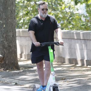 Welcher Hollywood-Star düst mit dem E-Scooter durch Rom?