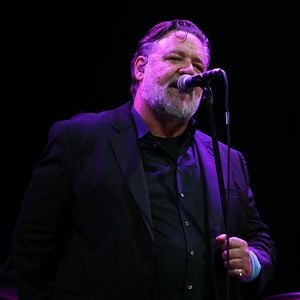 Daher kommt seine Energie: Russell Crowes Rock-Leidenschaft