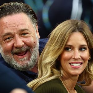 Selten: Russell Crowe mit seiner hübschen Freundin unterwegs
