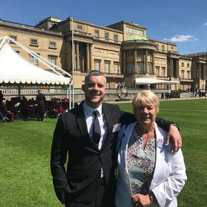 Schauspiel-Hottie Russell Tovey mit Mama auf Fetisch-Party!
