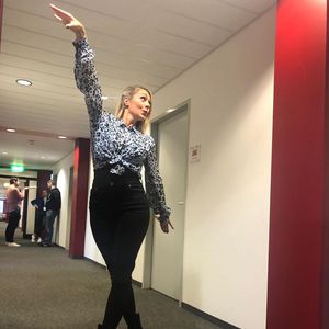 Schräge Backstage-Pose: Was will Ruth Moschner darstellen?