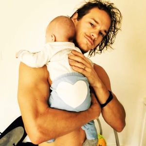 Schon groß! Ryan Dorsey stellt Babybild mit Sohn Josey nach
