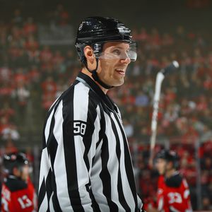 Horror-Crash: Eishockey-Schiri prallt mit Spieler zusammen