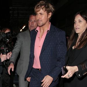Strähnen und pinkes Hemd: Ryan Gosling im Ken-Look unterwegs