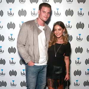 Louise Thompson zeigt ihren Partner Ryan nackt im Internet