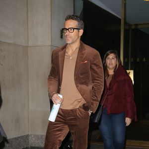 Hallo Siebziger! Schauspieler Ryan Reynolds im Cord-Anzug