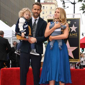 Groß geworden: Ryan Reynolds' Tochter mit im Fußballstadion