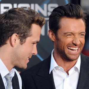 Hugh Jackman liebt es, Ryan Reynolds im Netz zu veralbern