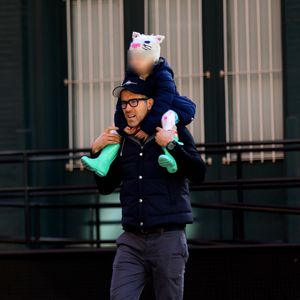 Vollblut-Papa: Ryan Reynolds trägt James auf den Schultern