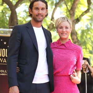 Was für ein Mann! Ryan macht Kaley Cuoco sprachlos
