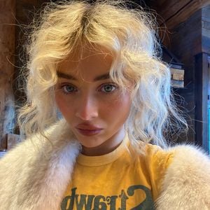 Sabrina Carpenter steckte versehentlich ihr Bad in Brand