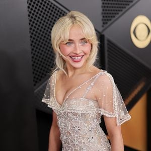 Grammys 2026: Taube kackt Sabrina Carpenter auf der Bühne an