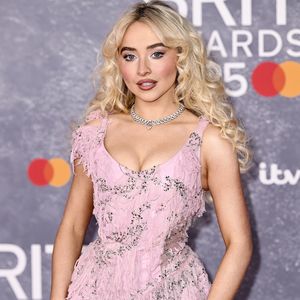 Sabrina Carpenter erscheint ganz in Rosa bei den BRIT Awards