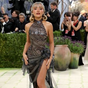 Sabrina Carpenters Met-Gala-Robe ehrt Audrey Hepburns Film