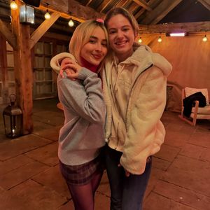 Sabrina Carpenter überrascht Superfan bei Geburtstagsparty