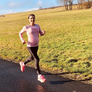 22. Woche: Mocki zeigt ihren Babybauch beim Lauf-Training