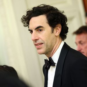 Trennung von Isla: Sacha Baron Cohen ist ohne Ring unterwegs