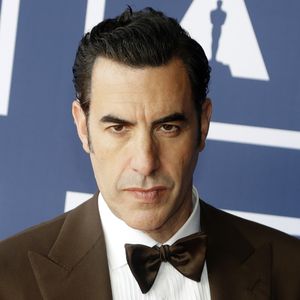 Jetzt doch? Sacha Baron Cohen trägt wieder seinen Ehering