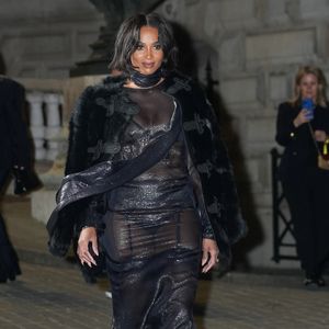 Hot or not? Sängerin Ciara im schwarzen Fummel und Kunstpelz