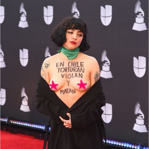 Sängerin Mon Laferte zeigt blanken Busen bei Latin Awards